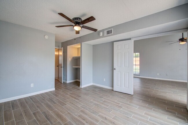 Building Photo - Remodeled 3 Bed / 2 Bath townhome at The B...