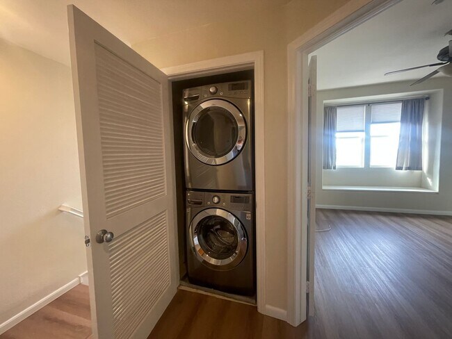 Building Photo - Tri-level 3 bedroom 3.5 bathroom townhouse...