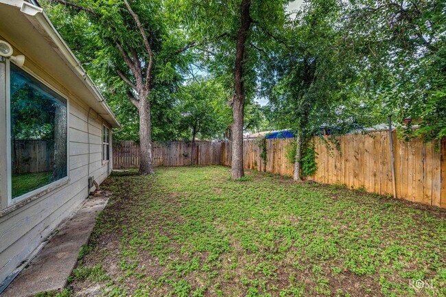 Building Photo - Charming 4 bedroom/2 Bath Home COMING SOON!