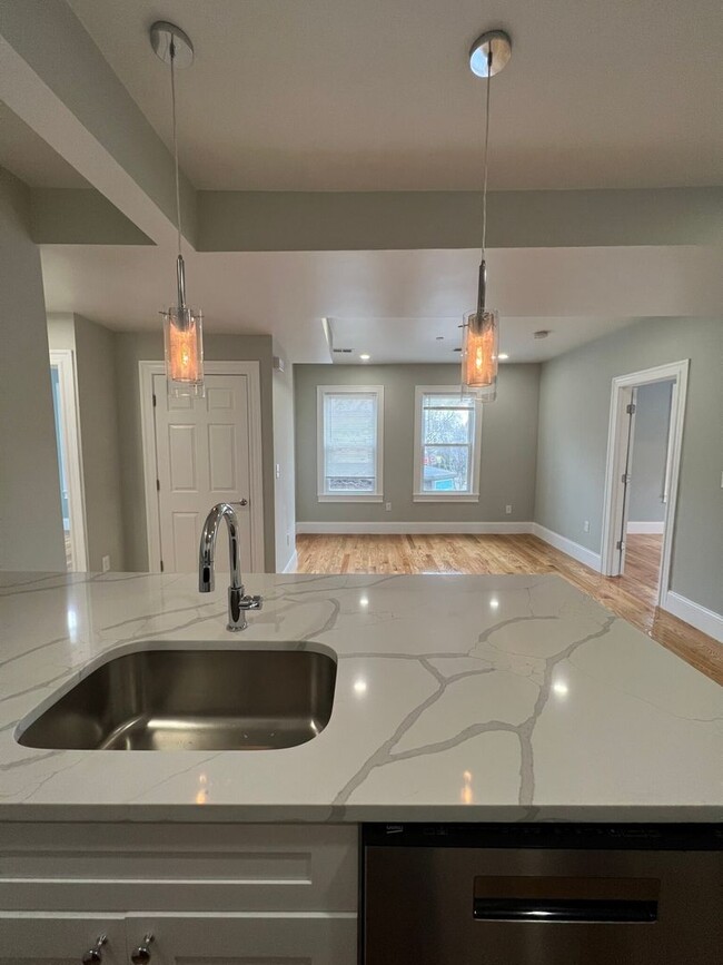 Building Photo - Large 2 Bedrooms Plus a Bonus Room. 2 Full...