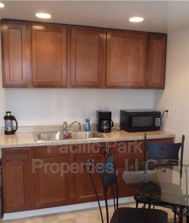 Building Photo - 3419 S Parker Ave