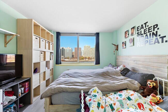 Building Photo - 20 2nd St