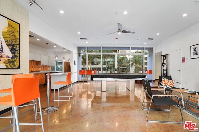 Building Photo - 645 W 9th St