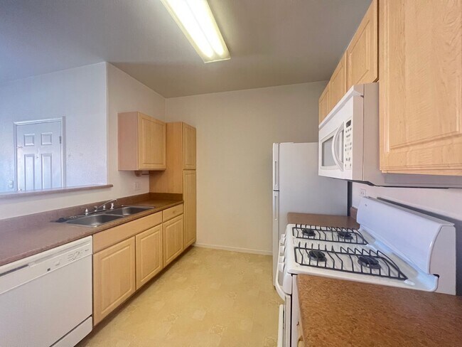 Building Photo - 2nd floor Condo in Gate Community Near Sky...