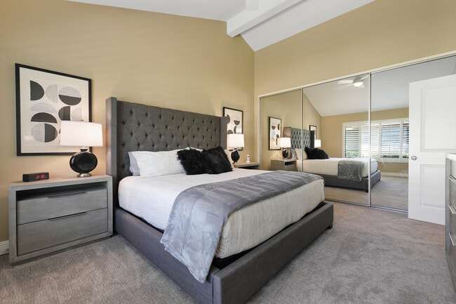 Building Photo - 363 San Remo St