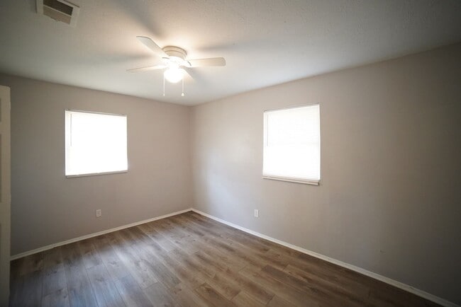 Building Photo - 4 bd/2 bath near Jackson Bluff