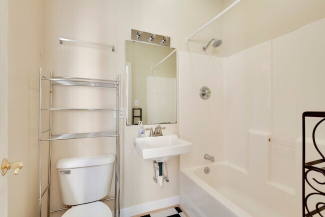 Building Photo - 2627 W Cary St