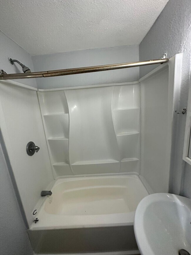 Building Photo - Fully Renovated 3/1 Single Family Ready for Move In!