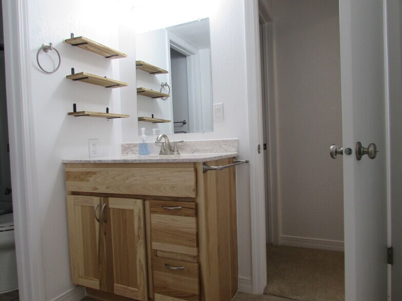 Building Photo - 3150 Lakeside Dr