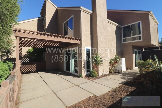 Building Photo - 3 Bedroom 2.5 Townhome A MUST SEE!!