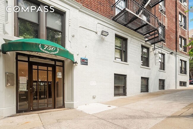 Building Photo - 750 Riverside Dr