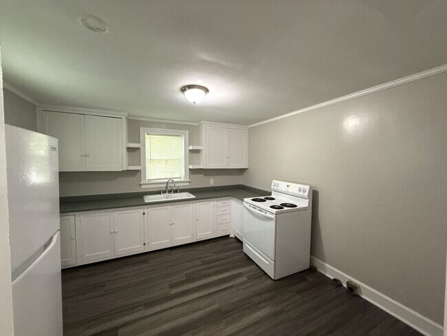 Building Photo - T.R. Lawing Realty Property