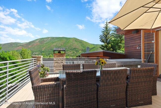 Building Photo - 714 S Galena St