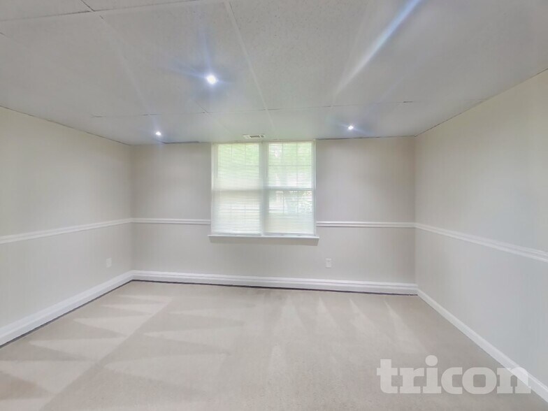 Building Photo - 4074 Five Oaks Ct