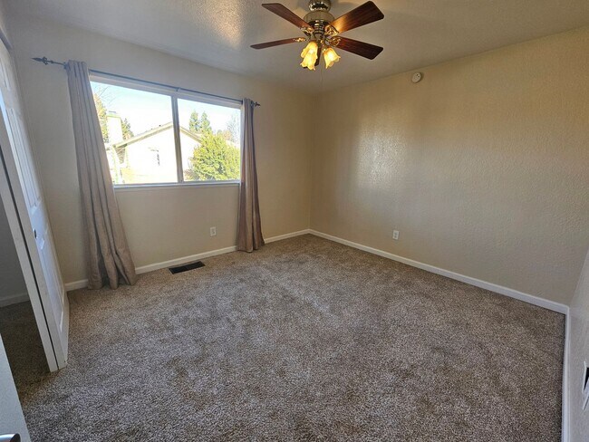 Building Photo - Large 4 bedroom two story in east Modesto!