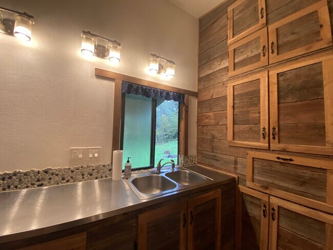 Building Photo - 60 W Puyallup Dr