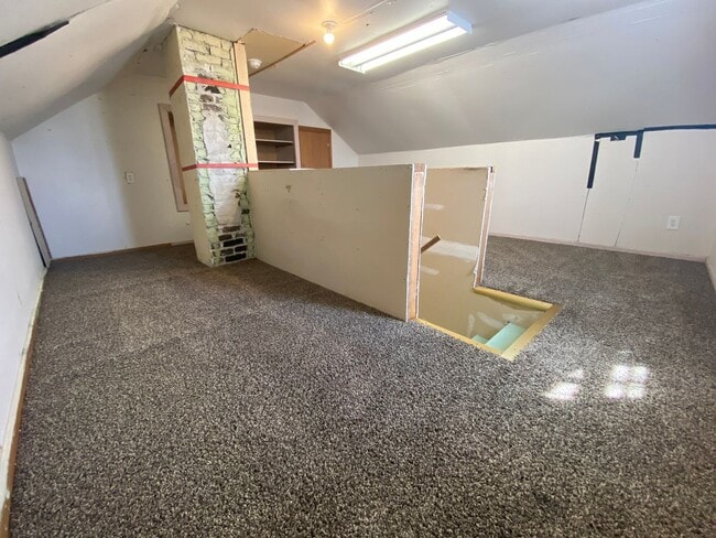 Building Photo - 2 Bed, 1 Bath House with Laundry Across fr...