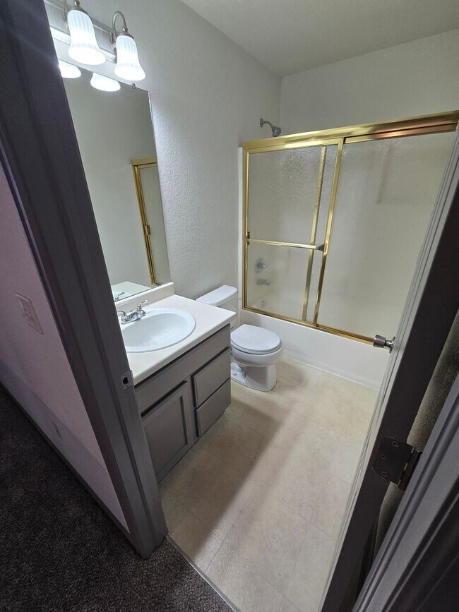 Building Photo - Spacious and Bright 4 Bedroom Home with Garage and Basement Now Available!