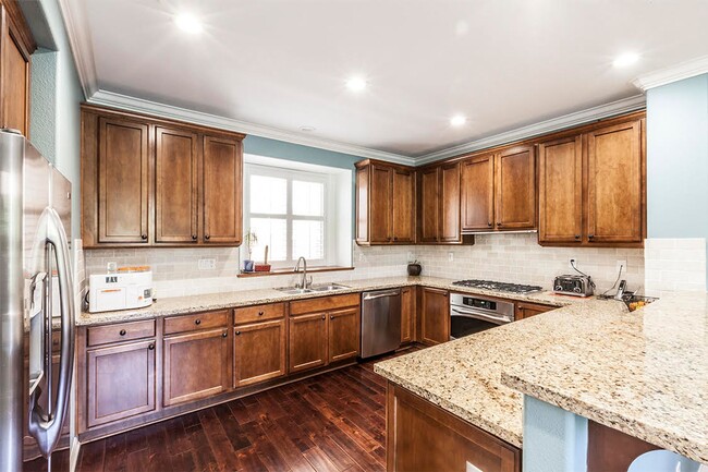 Building Photo - Large 3 Bed 2.5 Bath Home Available In Eas...