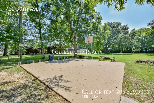 Building Photo - 711 30th Ave