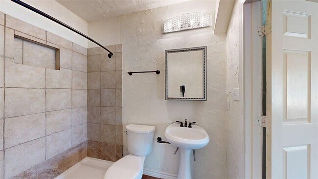 Building Photo - 911 E North Ave