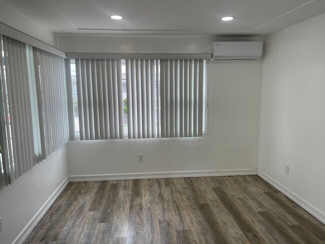 Building Photo - Updated 1 Bedroom 1 Bathroom apartment in San Diego