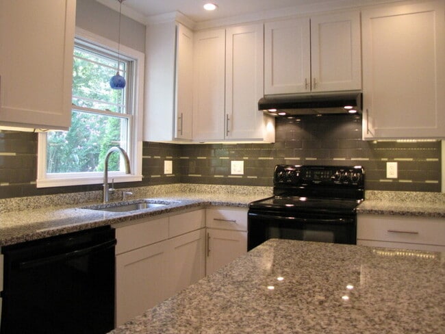 Building Photo - 501 Parkview Dr