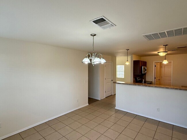 Building Photo - Great 3 Bed 2 Bath in Valencia Neighborhood