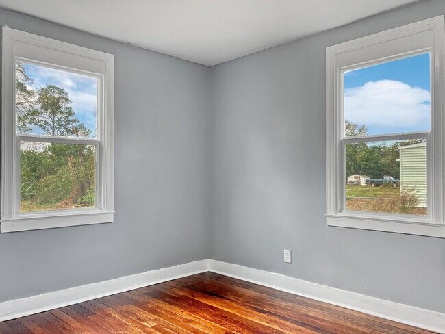 Building Photo - 2002 Shirley Ave