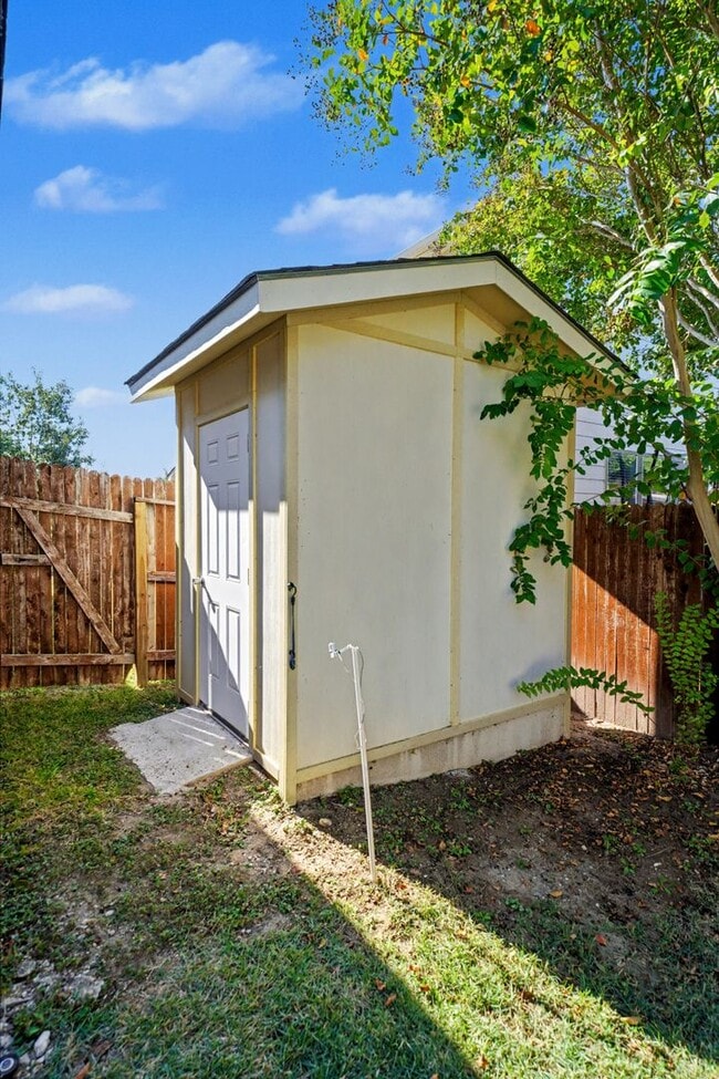 Building Photo - Beautiful Home in the Highly Desirable Ala...