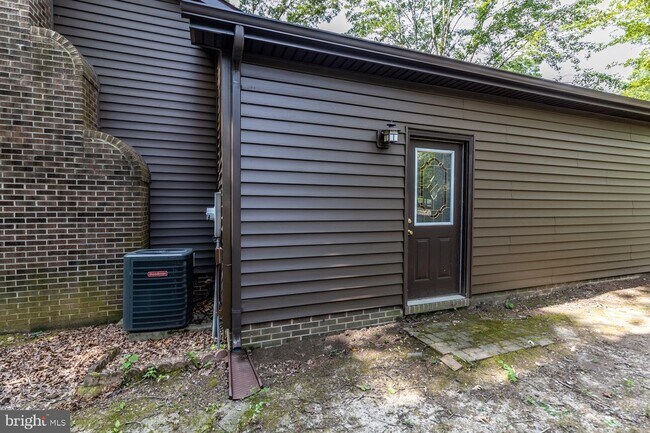 Building Photo - 623 Yorktown Blvd