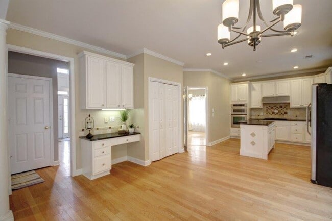 Building Photo - 1050 Knoll Terrace