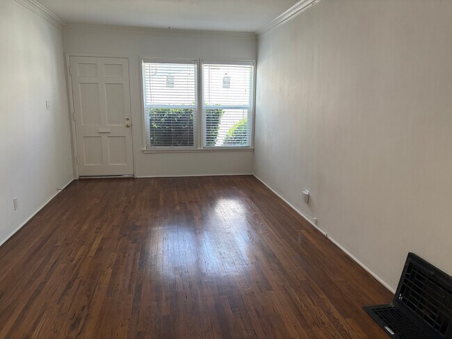 Living Room - 2202 Ocean Park Blvd