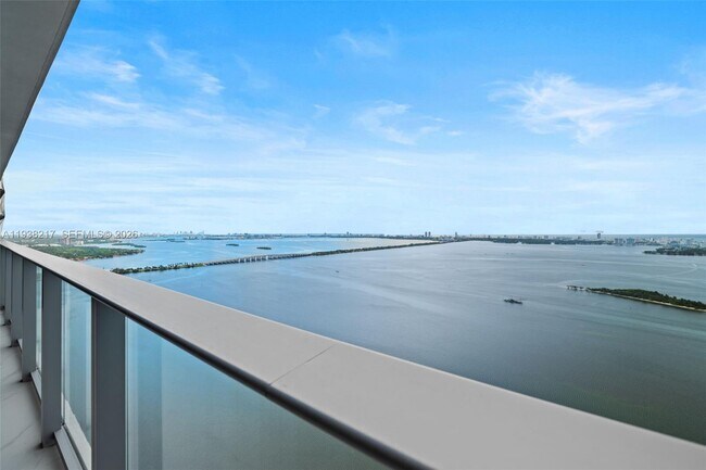 Building Photo - 700 NE 24th St