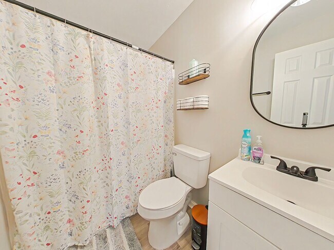 Building Photo - 4 Bedroom Brick Ranch in Woodlake!