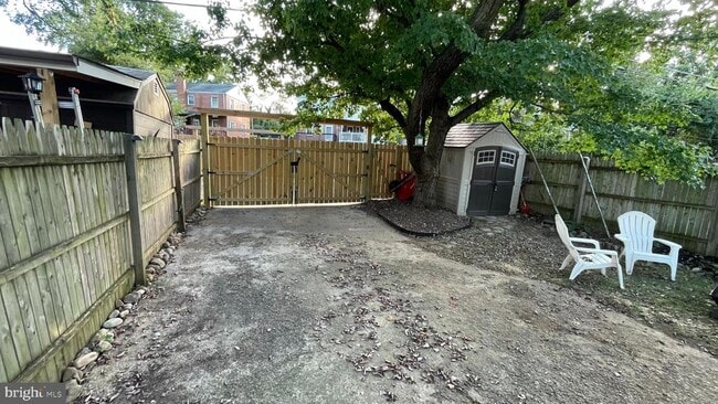Building Photo - 2221 Arlington Terrace
