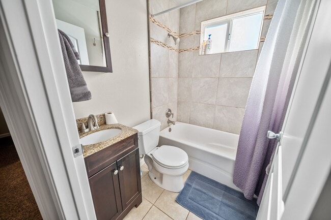Building Photo - Fully Updated 2/1-Directly Across From 20t...
