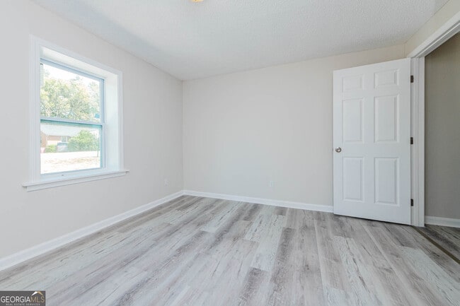 Building Photo - 3584 Log Cabin Dr