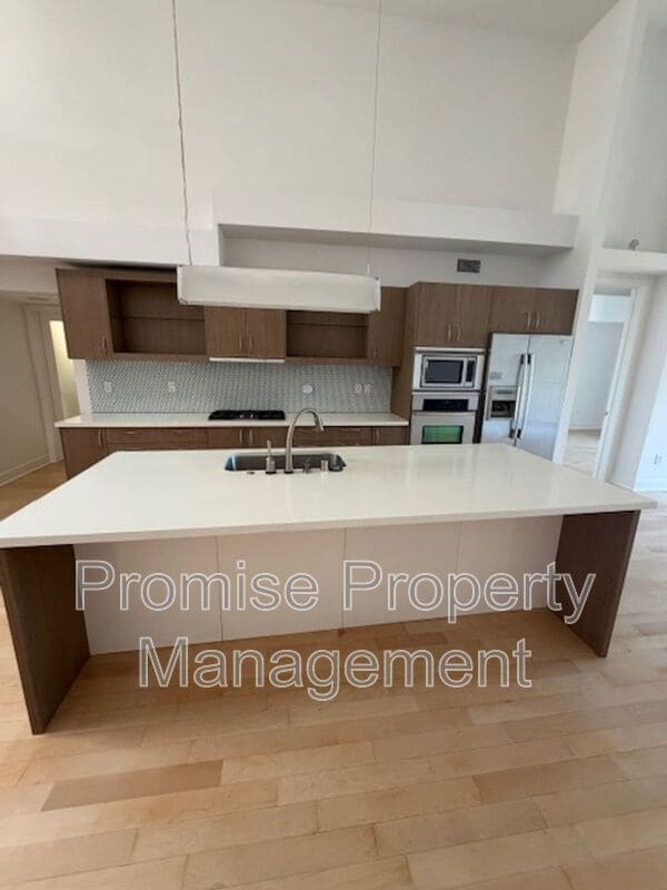 Building Photo - 12837 Moorpark St