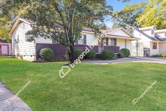 Building Photo - Beautifully Renovated 3 Bedroom 1.5 Bath -...