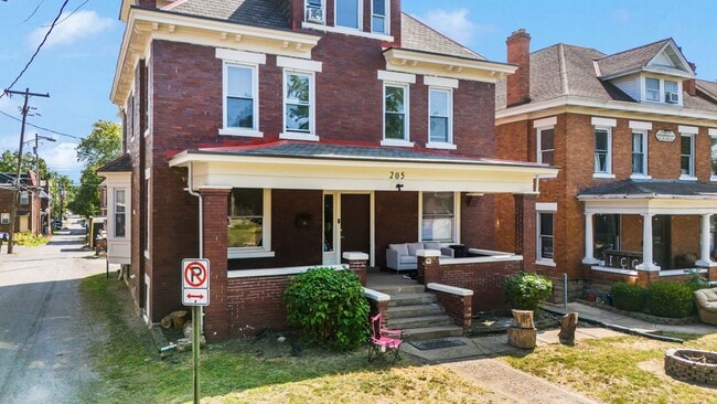 Building Photo - Massive Newly Renovated 11-Bedroom House o...