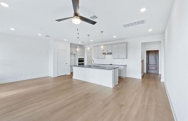 Building Photo - 1955 Settlers Glen Dr