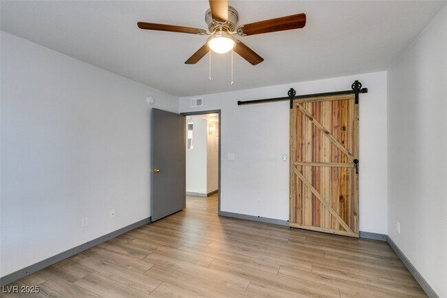Building Photo - 3168 Tarpon Dr