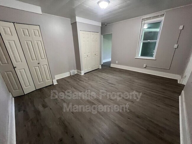 Building Photo - 1104 Brabec St