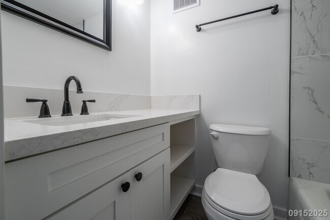 Building Photo - $2,900/mo | 2BR | 1BA | 620 sq. ft. | Move...