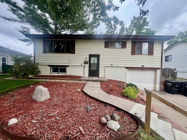 Building Photo - Great Split Entry in LaVista