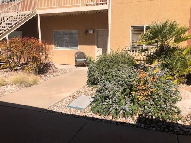 Building Photo - Lovely 2 Bedroom Condo. Pet Friendly!