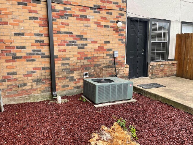 Building Photo - Trails Pl.