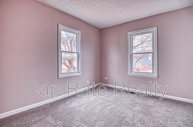 Building Photo - 1143 Duxberry Ave