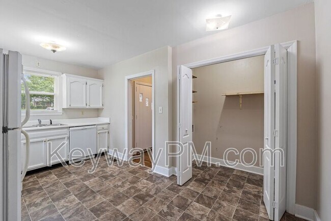 Building Photo - 2334 Redwood Dr